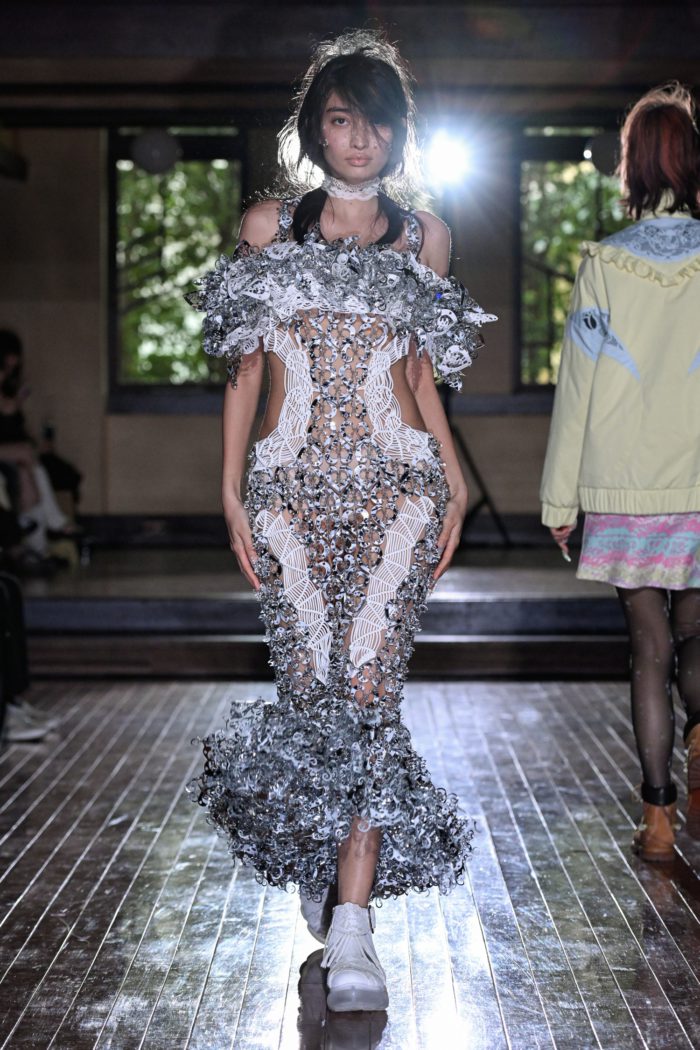 「YUEQI QI（ユェチ・チ）」、2026-27年秋冬コレクションを発表