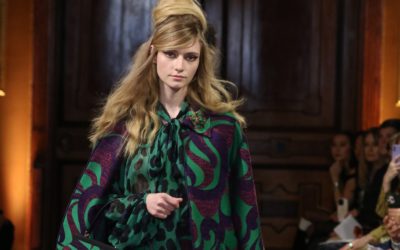 「ANNA SUI（アナ スイ）」、2026-27年秋冬コレクションを発表　80年代ロンドン“ブリッツ”とニューロマンティックを再解釈