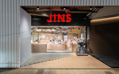 世界最大旗艦店「JINS新宿店」がオープン　カフェ併設　“ぜんぶ、ここにある”を具現化