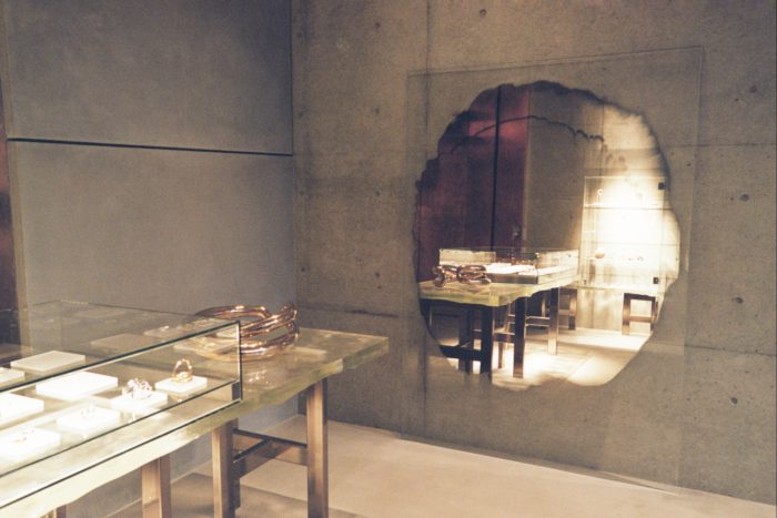 「Charlotte CHESNAIS(シャルロット シェネ)」、東京・青山に旗艦店をオープン