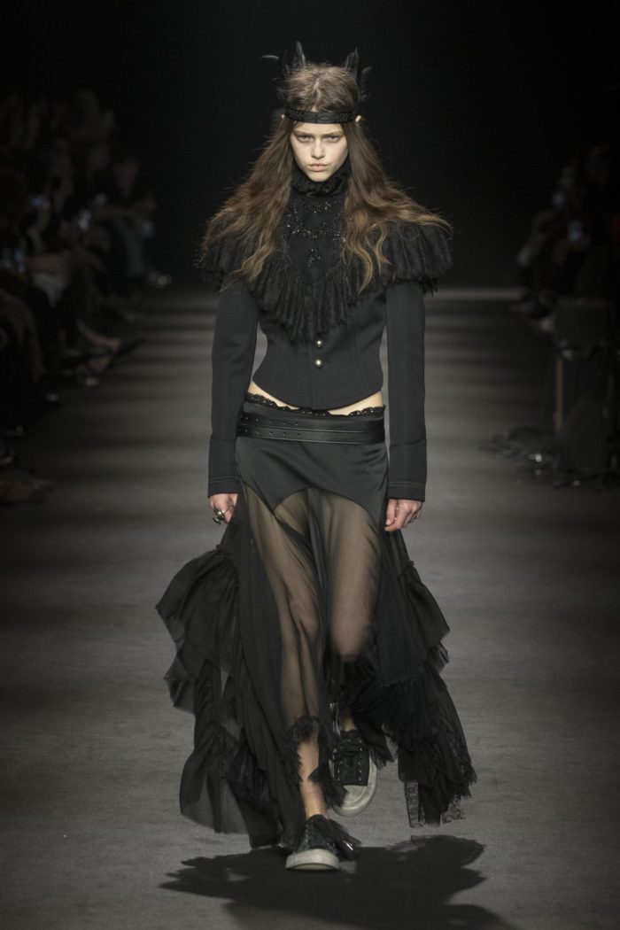 「ANN DEMEULEMEESTER(アン ドゥムルメステール)」、2026-27年秋冬コレクションを発表