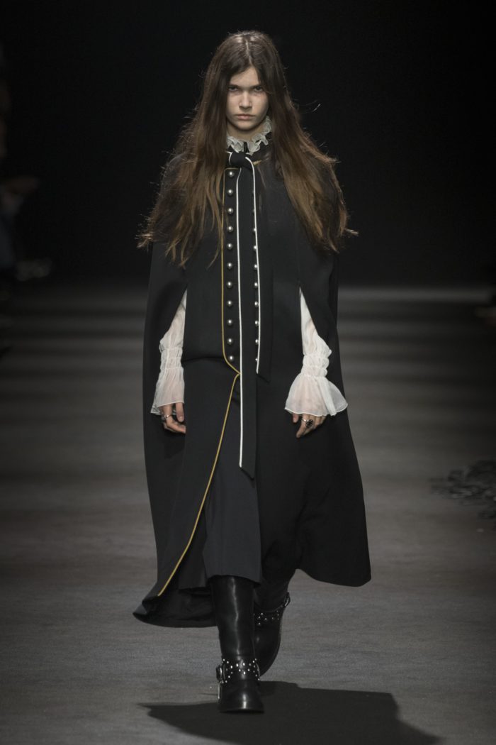「ANN DEMEULEMEESTER(アン ドゥムルメステール)」、2026-27年秋冬コレクションを発表