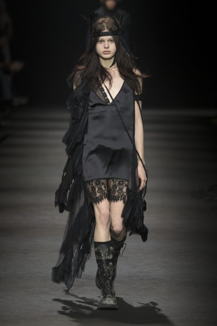 「ANN DEMEULEMEESTER(アン ドゥムルメステール)」、2026-27年秋冬コレクションを発表