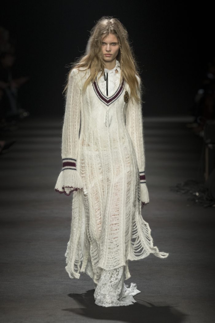 「ANN DEMEULEMEESTER(アン ドゥムルメステール)」、2026-27年秋冬コレクションを発表