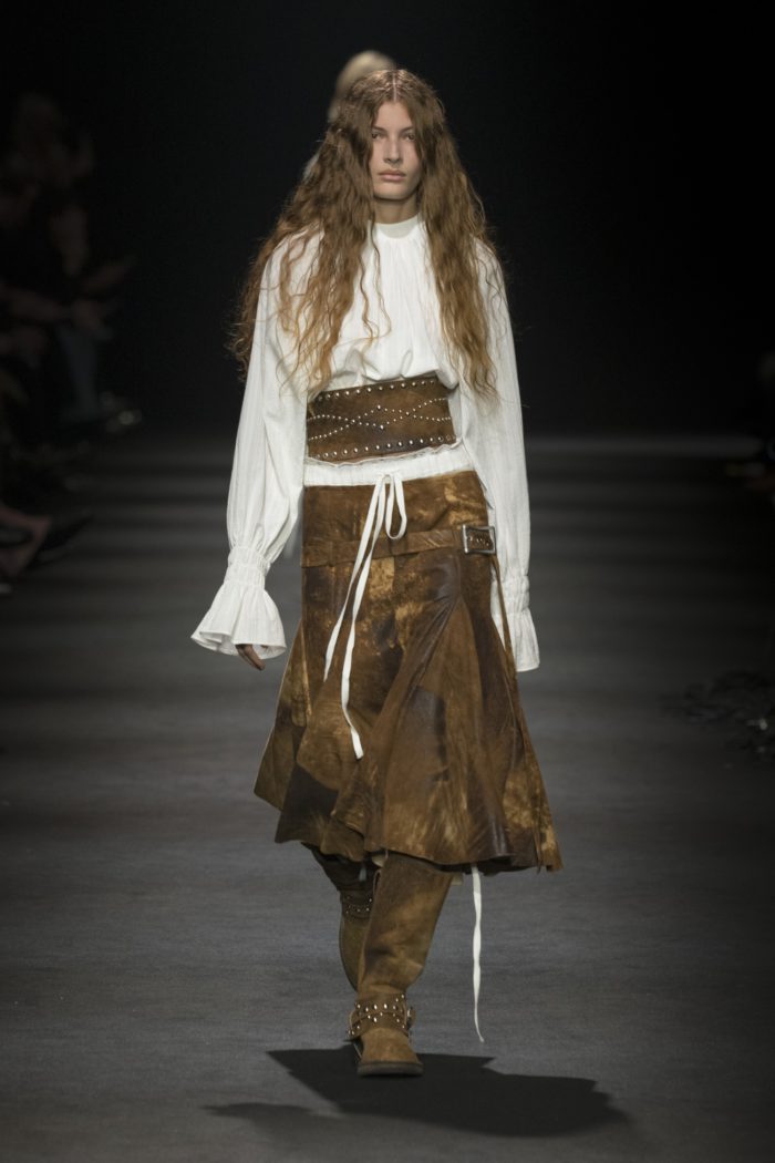 「ANN DEMEULEMEESTER(アン ドゥムルメステール)」、2026-27年秋冬コレクションを発表