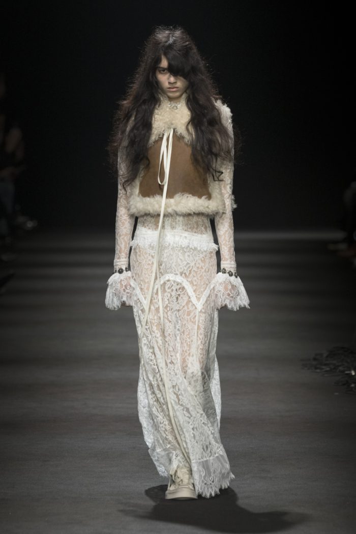 「ANN DEMEULEMEESTER(アン ドゥムルメステール)」、2026-27年秋冬コレクションを発表