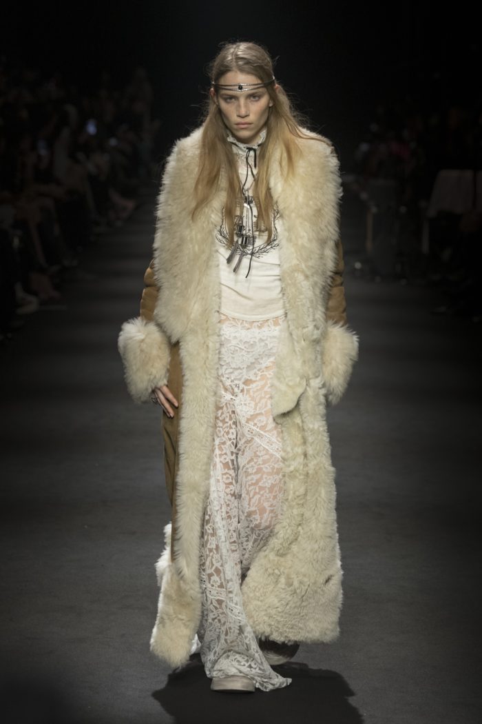 「ANN DEMEULEMEESTER(アン ドゥムルメステール)」、2026-27年秋冬コレクションを発表