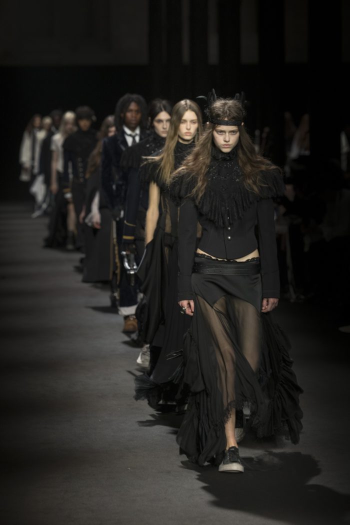 「ANN DEMEULEMEESTER(アン ドゥムルメステール)」、2026-27年秋冬コレクションを発表
