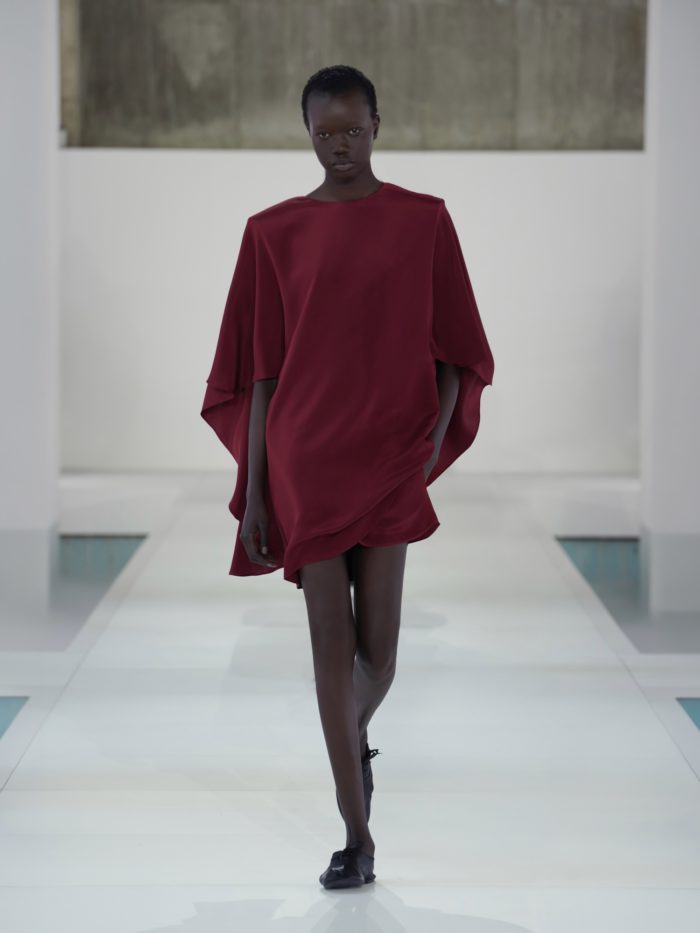 「COS（コス）」、2026年春夏コレクションを韓国・ソウルで発表