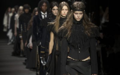 「ANN DEMEULEMEESTER（アン ドゥムルメステール）」、2026-27年秋冬コレクションを発表　反抗的でロマンティック