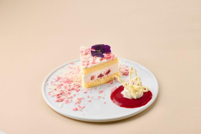 展覧会「生誕100年　森英恵 ヴァイタル・タイプ」を開催　『徹子の部屋』関連お展示も　カフェでコラボメニュー提供