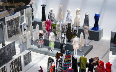 「(UN)KNOWN HIROKO KOSHINO -新説／真説 コシノヒロコ-」展が開幕　ファッションとアートを横断　