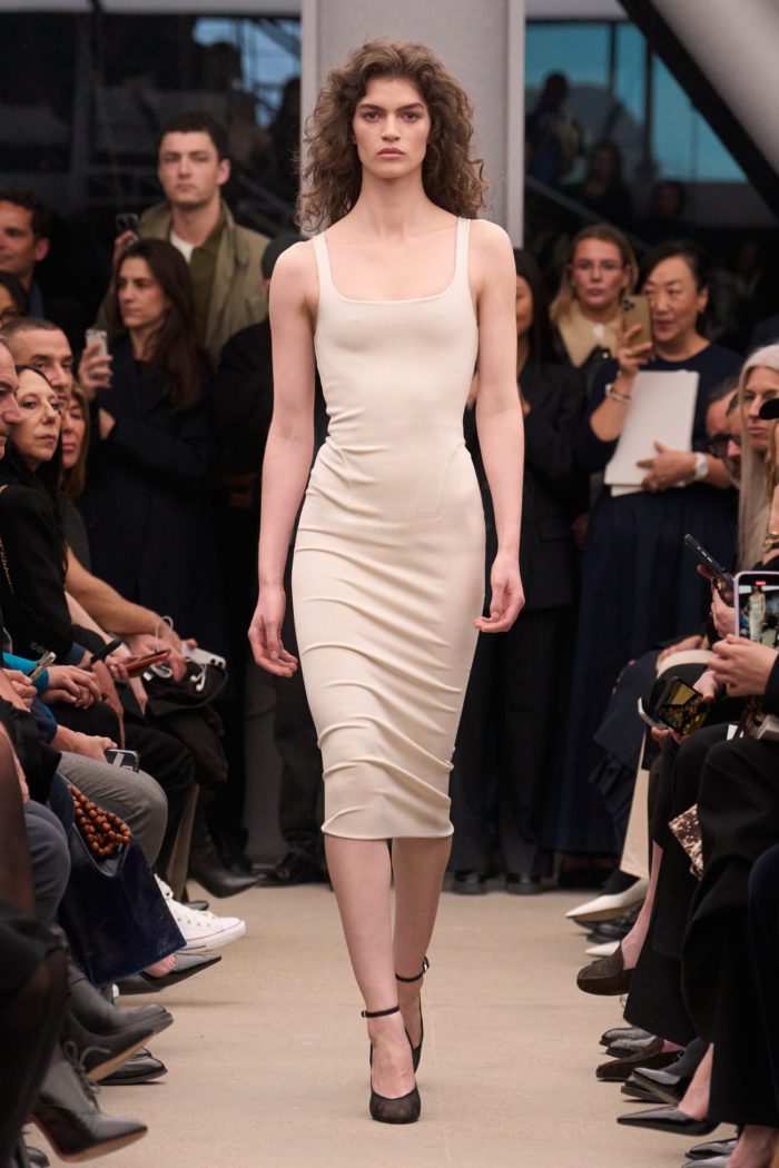 「ALAÏA(アライア)」、2026-27年秋冬コレクションを発表