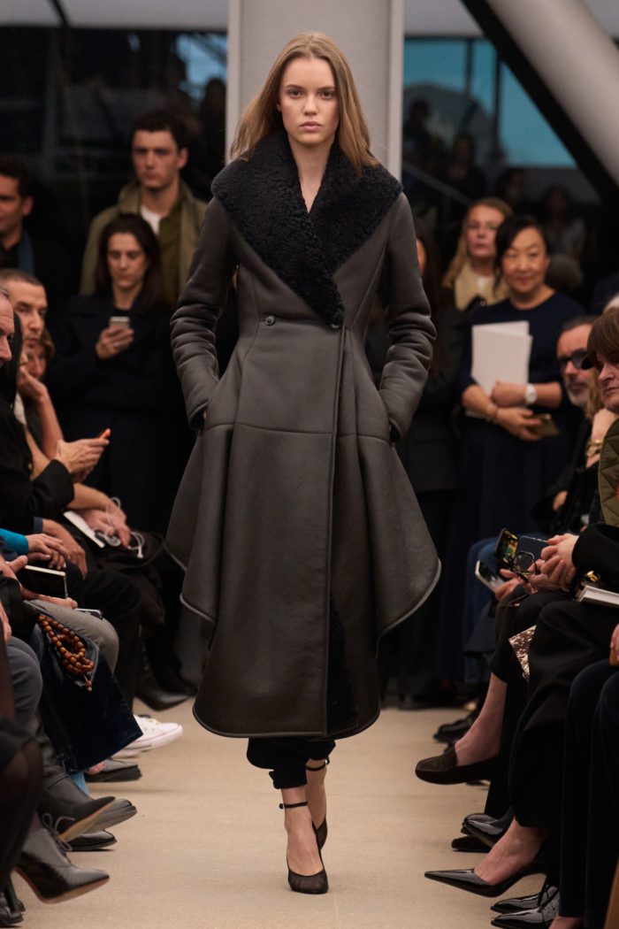 「ALAÏA(アライア)」、2026-27年秋冬コレクションを発表