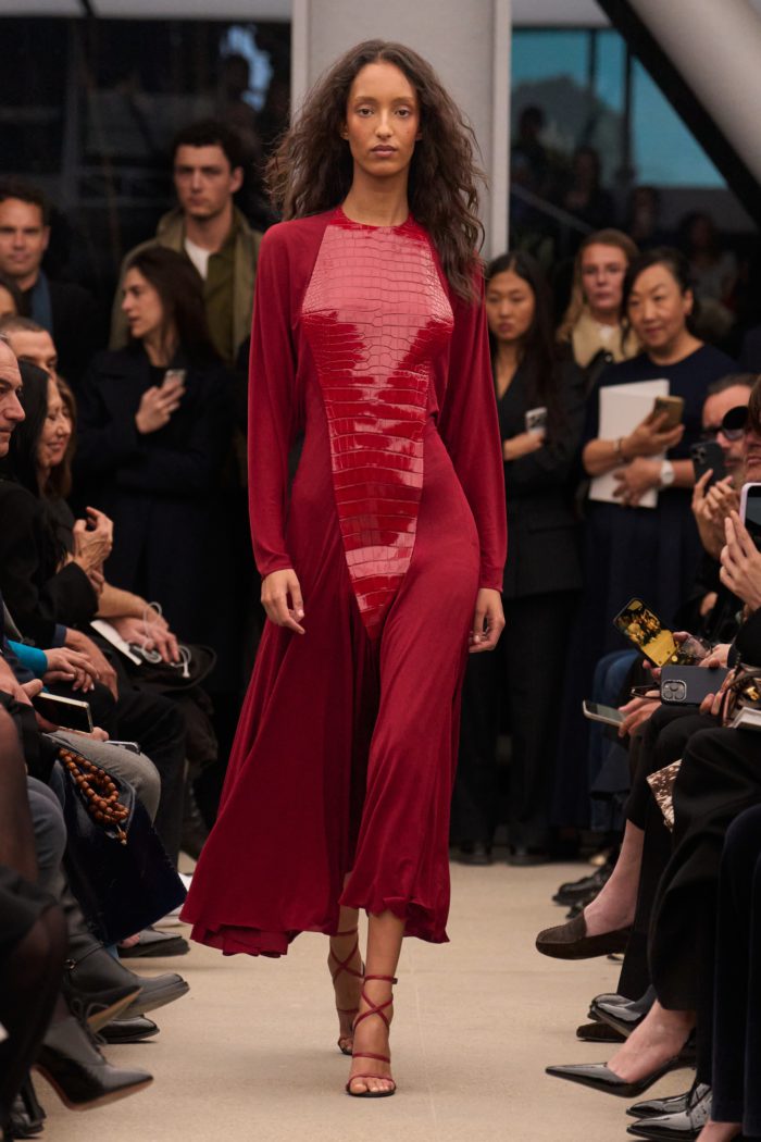 「ALAÏA(アライア)」、2026-27年秋冬コレクションを発表