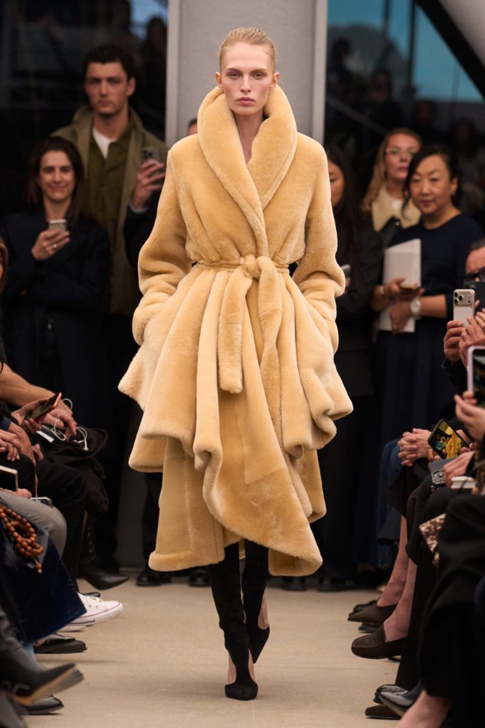「ALAÏA(アライア)」、2026-27年秋冬コレクションを発表