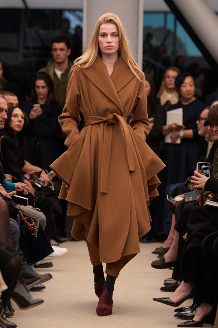 「ALAÏA(アライア)」、2026-27年秋冬コレクションを発表
