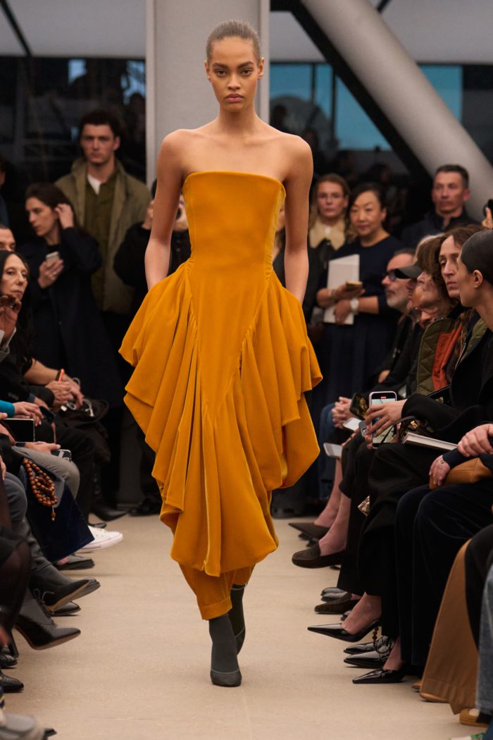 「ALAÏA(アライア)」、2026-27年秋冬コレクションを発表