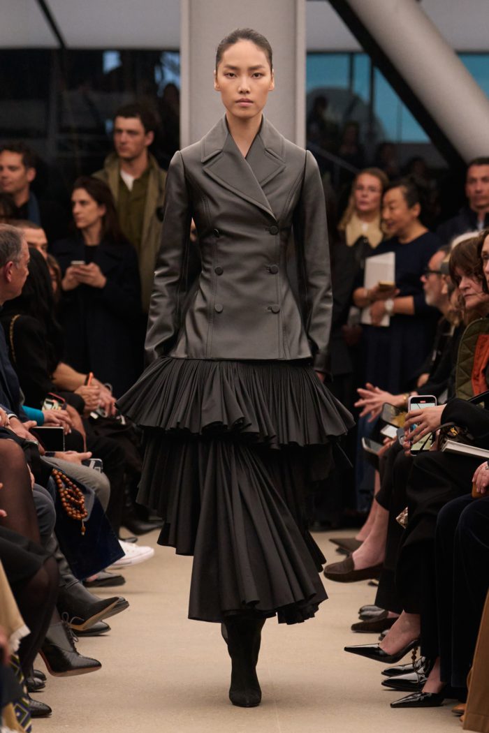 「ALAÏA(アライア)」、2026-27年秋冬コレクションを発表