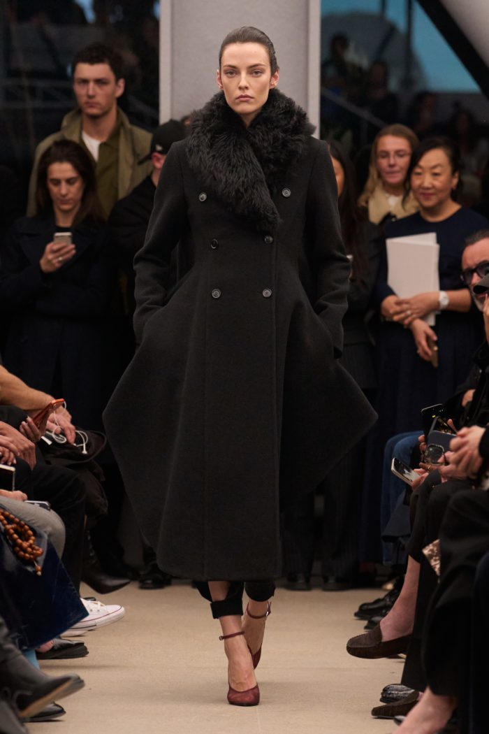 「ALAÏA(アライア)」、2026-27年秋冬コレクションを発表