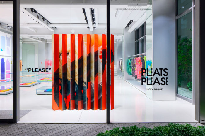 PLEATS PLEASE ISSEY MIYAKE / AOYAMAで特別展「PLEASE」を開催　