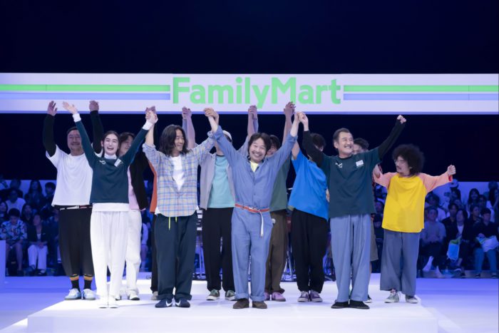 ファミマ、新ユニフォームと秋冬「コンビニエンスウェア」をランウェイで披露