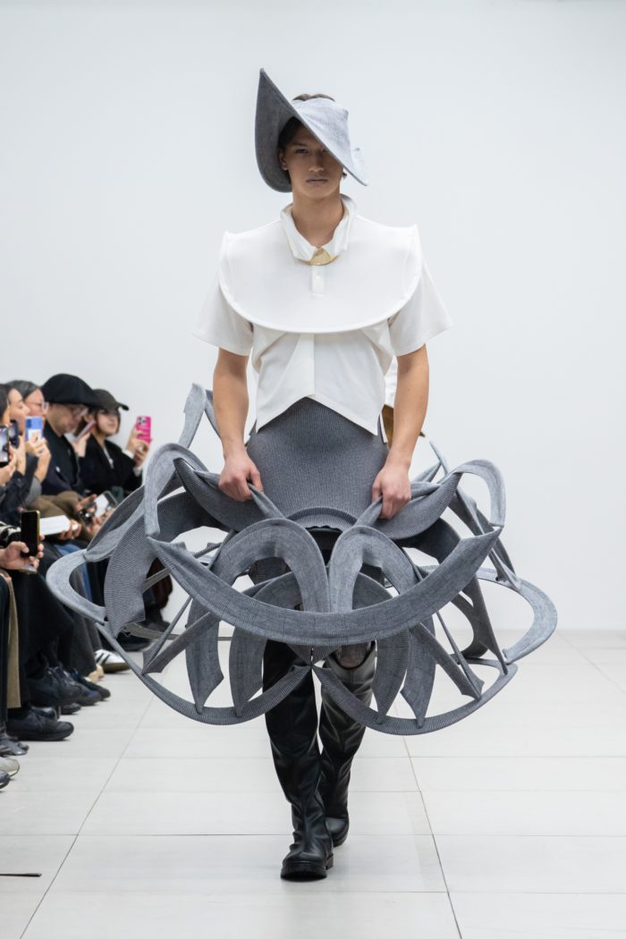 「RYUNOSUKEOKAZAKI(リュウノスケオカザキ)」、2026-27年秋冬コレクションを発表