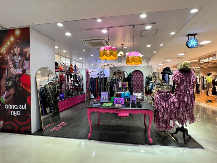 「anna sui nyc（アナ スイ エヌワイシー）」、世界初のリアルストアがラフォーレ原宿にオープン