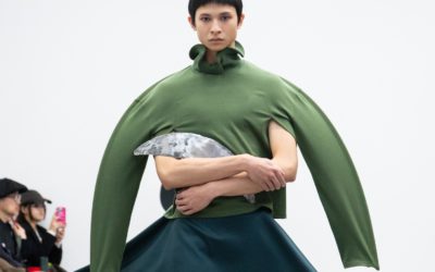 「RYUNOSUKEOKAZAKI（リュウノスケオカザキ）」、2026-27年秋冬コレクションを発表　彫刻的ドレスから日常着へ