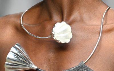 「CFCL」と「Kalevala（カレワラ）」、初コラボをパリで発表　ニットに寄り添う彫刻的ジュエリー